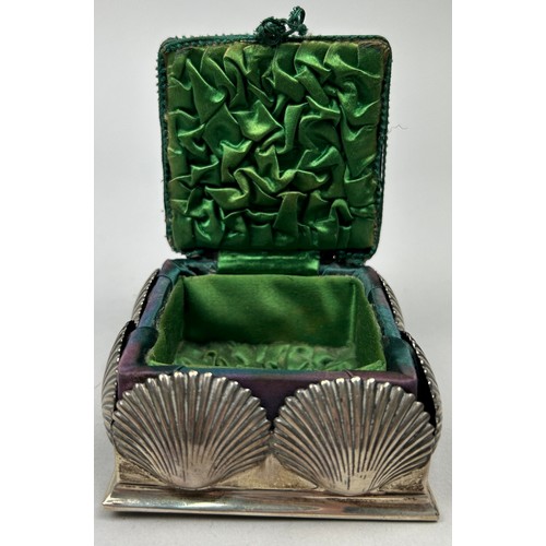 156 - A SILVER SCALLOP SHELL JEWELLERY BOX, with purple cushion and green silk lining. 

Numbered 71387 to... 