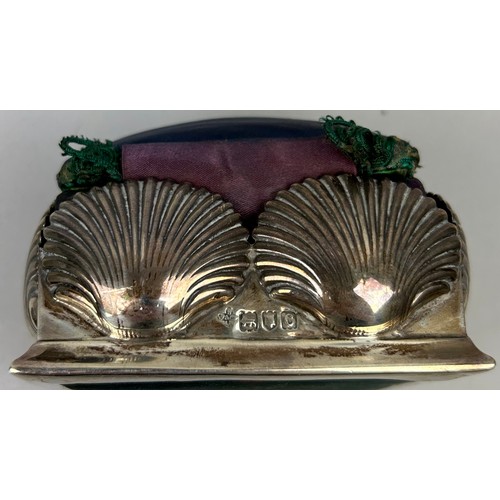 156 - A SILVER SCALLOP SHELL JEWELLERY BOX, with purple cushion and green silk lining. 

Numbered 71387 to... 