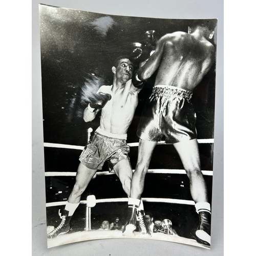 93 - A SET OF THREE ORIGINAL PRESS PHOTOS OF THE BOXING FIGHT BETWEEN SUGAR RAY ROBINSON AND RANDOLPH TUR... 