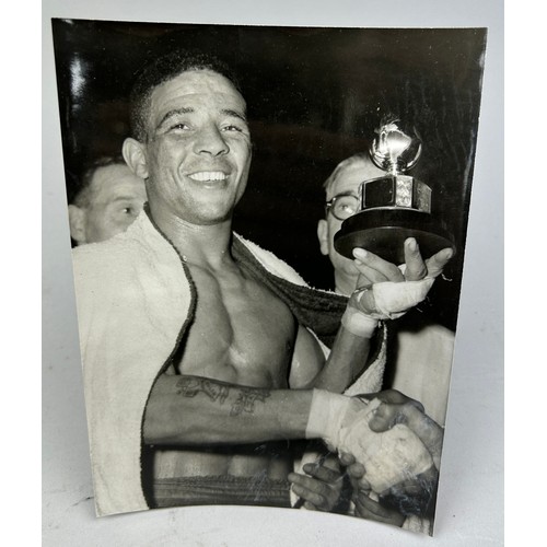 93 - A SET OF THREE ORIGINAL PRESS PHOTOS OF THE BOXING FIGHT BETWEEN SUGAR RAY ROBINSON AND RANDOLPH TUR... 