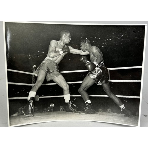 93 - A SET OF THREE ORIGINAL PRESS PHOTOS OF THE BOXING FIGHT BETWEEN SUGAR RAY ROBINSON AND RANDOLPH TUR... 