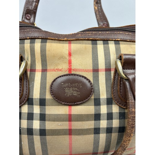 136 - A BURBERRY HANDBAG

32cm x 21cm x 18cm