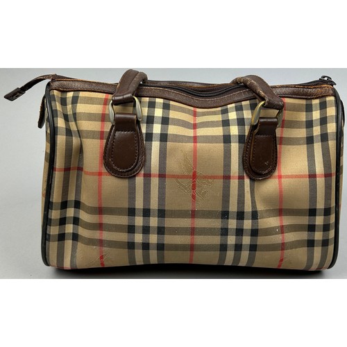 136 - A BURBERRY HANDBAG

32cm x 21cm x 18cm