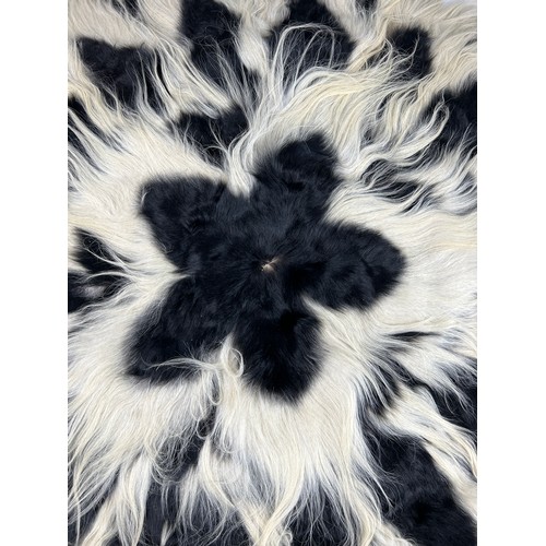 40 - A 1960'S COLOBUS MONKEY SKIN RUG

180cm in diameter