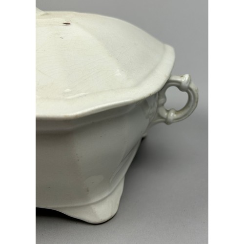 179 - AN ENGLISH PORCELAIN LIDDED TUREEN, probably 19th century.