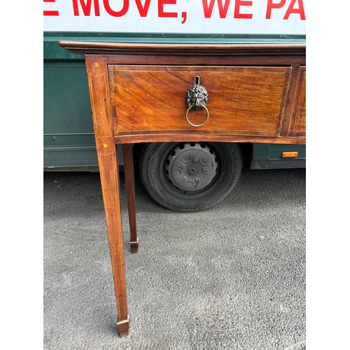 99A - A FINE QUALITY EARLY 19TH CENTURY SERPENTINE MAHOGANY SIDEBOARD, with three drawers raised on taperi... 