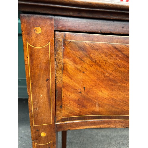 99A - A FINE QUALITY EARLY 19TH CENTURY SERPENTINE MAHOGANY SIDEBOARD, with three drawers raised on taperi... 