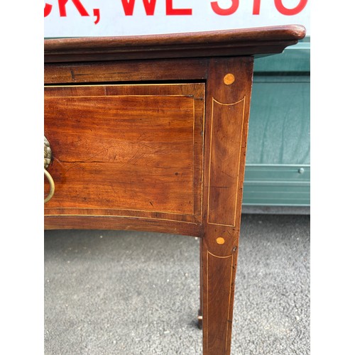 99A - A FINE QUALITY EARLY 19TH CENTURY SERPENTINE MAHOGANY SIDEBOARD, with three drawers raised on taperi... 