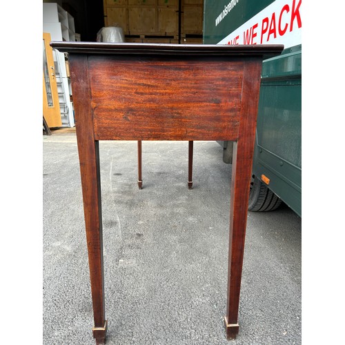 99A - A FINE QUALITY EARLY 19TH CENTURY SERPENTINE MAHOGANY SIDEBOARD, with three drawers raised on taperi... 