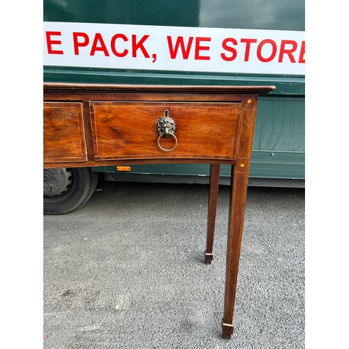 99A - A FINE QUALITY EARLY 19TH CENTURY SERPENTINE MAHOGANY SIDEBOARD, with three drawers raised on taperi... 