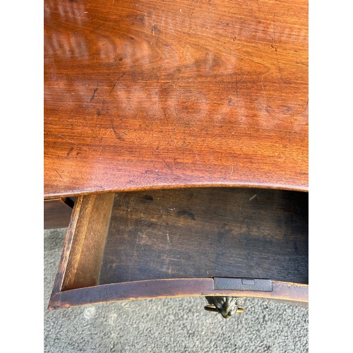 99A - A FINE QUALITY EARLY 19TH CENTURY SERPENTINE MAHOGANY SIDEBOARD, with three drawers raised on taperi... 