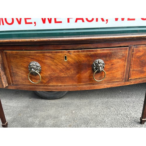 99A - A FINE QUALITY EARLY 19TH CENTURY SERPENTINE MAHOGANY SIDEBOARD, with three drawers raised on taperi... 