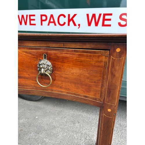 99A - A FINE QUALITY EARLY 19TH CENTURY SERPENTINE MAHOGANY SIDEBOARD, with three drawers raised on taperi... 