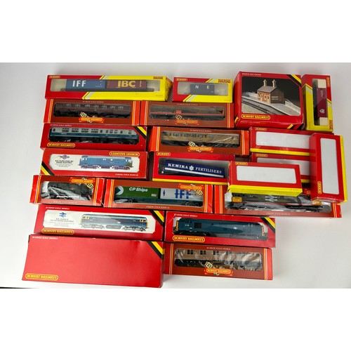 218 - A COLLECTION OF HORNBY MODEL RAILWAY MODELS, to include 00 gauge scale models, and more (21)

**Plea... 