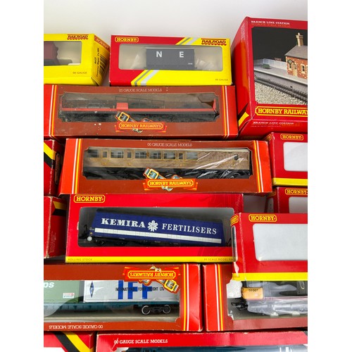 218 - A COLLECTION OF HORNBY MODEL RAILWAY MODELS, to include 00 gauge scale models, and more (21)

**Plea... 