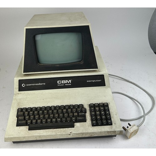 214 - A COMMODORE PET COMPUTER MODEL 4032, with plug. 

Untested, for parts.

**Please note this lot will ... 