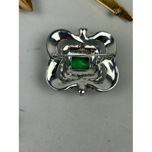 19 - PROPERTY OF A TITLED LADY: A COLLECTION OF FIVE BROOCHES AND A MALACHITE NECKLACE, dress jewellery w... 