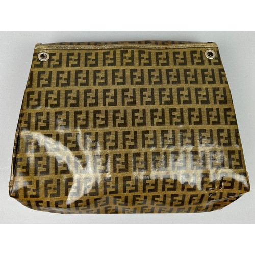 8 - A VINTAGE FENDI 'TOFFEE WRAPPER' CLUTCH SATCHEL BAG, no strap.

25cm x 23cm

Overall good condition,... 