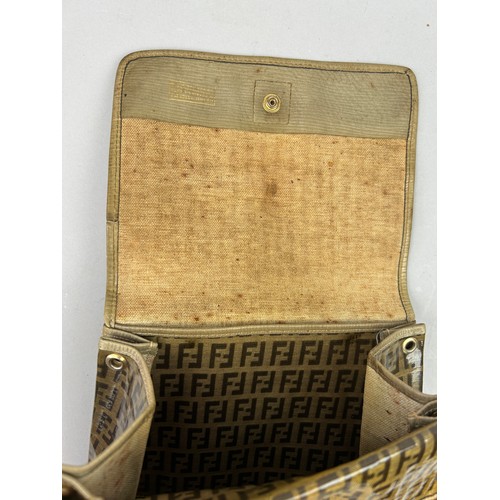 8 - A VINTAGE FENDI 'TOFFEE WRAPPER' CLUTCH SATCHEL BAG, no strap.

25cm x 23cm

Overall good condition,... 