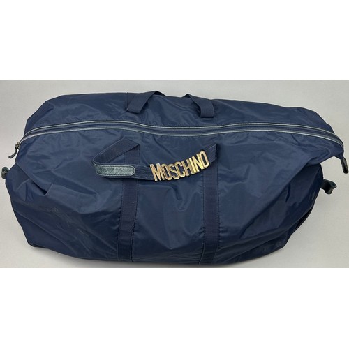 53 - A LARGE VINTAGE MOSCHINO DUFFEL BAG HOLDALL WITH GOLD COLOURED HARDWARE

80cm x 53cm 

Good conditio... 