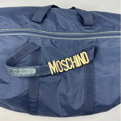 53 - A LARGE VINTAGE MOSCHINO DUFFEL BAG HOLDALL WITH GOLD COLOURED HARDWARE

80cm x 53cm 

Good conditio... 