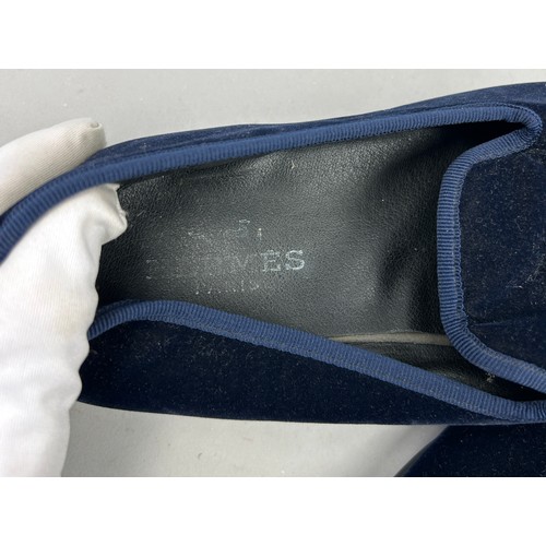 100 - A PAIR OF VINTAGE HERMES VELVET GENTLEMAN'S LOAFERS IN NAVY BLUE WITH GILT METAL 'H' HARDWARE AND TO... 