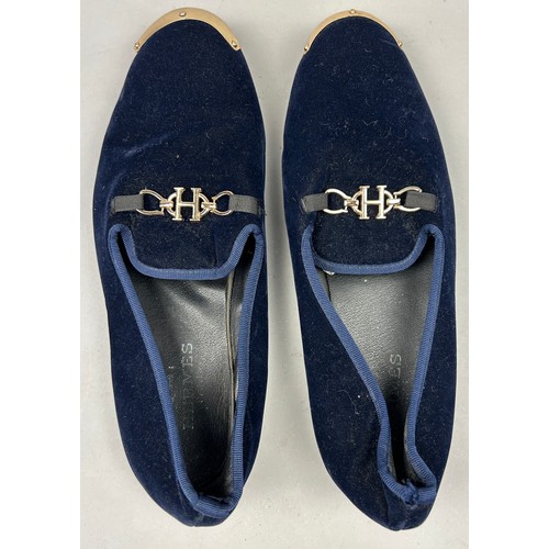 100 - A PAIR OF VINTAGE HERMES VELVET GENTLEMAN'S LOAFERS IN NAVY BLUE WITH GILT METAL 'H' HARDWARE AND TO... 