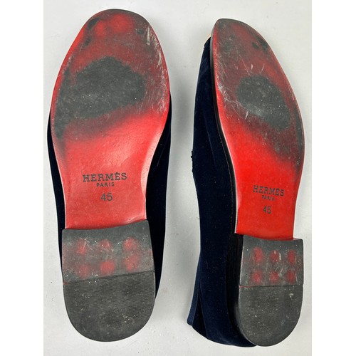 100 - A PAIR OF VINTAGE HERMES VELVET GENTLEMAN'S LOAFERS IN NAVY BLUE WITH GILT METAL 'H' HARDWARE AND TO... 