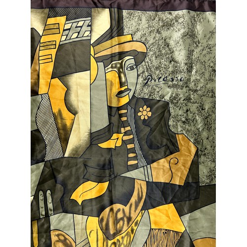 131 - A VINTAGE PABLO PICASSO DESIGN SILK SCARF, cubist design

85cm x 85cm 

Very good condition.