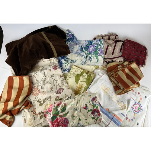 151 - A COLLECTION OF FABRIC OFFCUTS CHAIR COVERS AND TABLECLOTH LINEN (QTY)

**Please note this lot will ... 