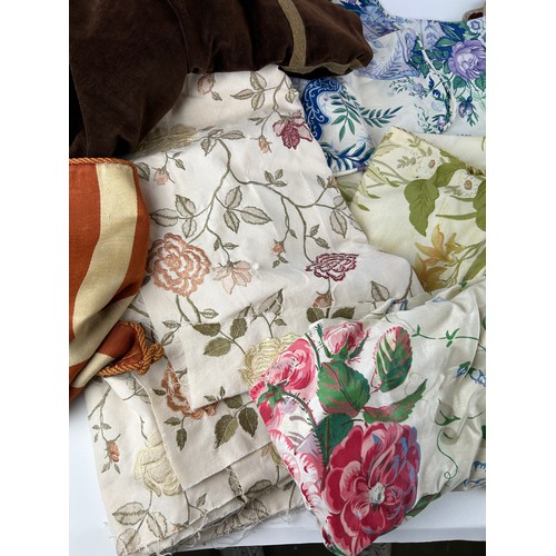 151 - A COLLECTION OF FABRIC OFFCUTS CHAIR COVERS AND TABLECLOTH LINEN (QTY)

**Please note this lot will ... 