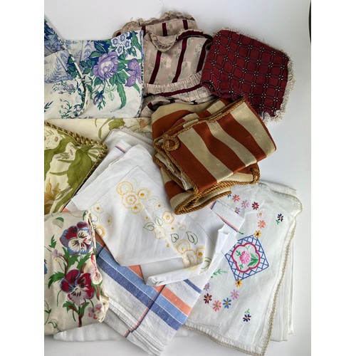 151 - A COLLECTION OF FABRIC OFFCUTS CHAIR COVERS AND TABLECLOTH LINEN (QTY)

**Please note this lot will ... 