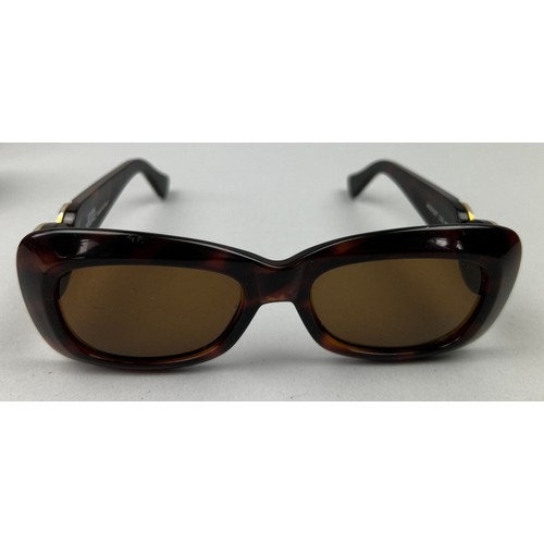 61 - A PAIR OF VERSACE SUNGLASSES IN ORIGINAL CASE WITH TAGS AND CERTIFICATE OF AUTHENTICITY, 

Gold medu... 