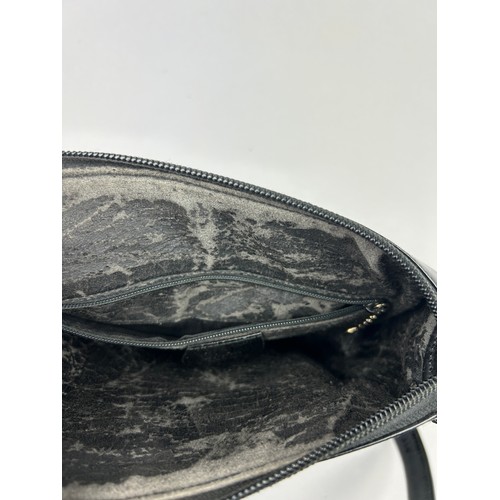 16 - A GUCCI HANDBAG IN BLACK WITH DUSTBAG, 

20cm x 20cm 

Exterior in very good condition. Interior is ... 