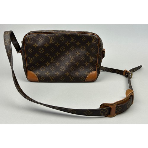 25 - A LOUIS VUITTON CROSSBODY MESSENGER BAG, brown leather with Louis Vuitton monogram emblem throughout... 