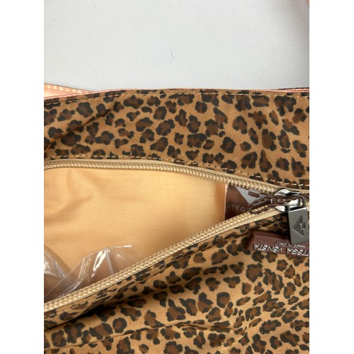 33 - A BOTTEGA VENETA SHOULDER BAG IN LEOPARD PRINT, new with tags and pink interior

32cm x 23cm 

Very ... 