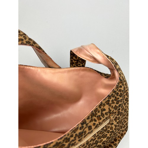 33 - A BOTTEGA VENETA SHOULDER BAG IN LEOPARD PRINT, new with tags and pink interior

32cm x 23cm 

Very ... 