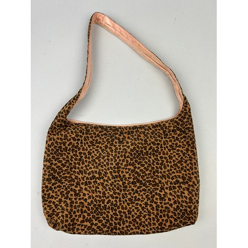 33 - A BOTTEGA VENETA SHOULDER BAG IN LEOPARD PRINT, new with tags and pink interior

32cm x 23cm 

Very ... 