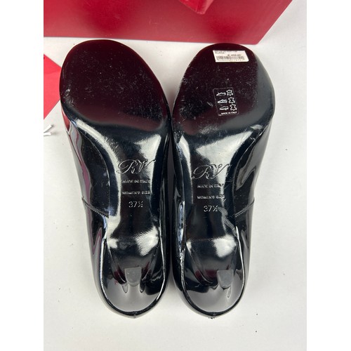 101 - A PAIR OF ROGER VIVIER PARIS HIGH HEELS, in original box with tags

Size 37 1/2