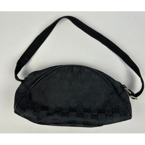 22 - A SMALL GUCCI HANDBAG IN BLACK, with interlocking 'GG' monogram throughout and inner zipped compartm... 