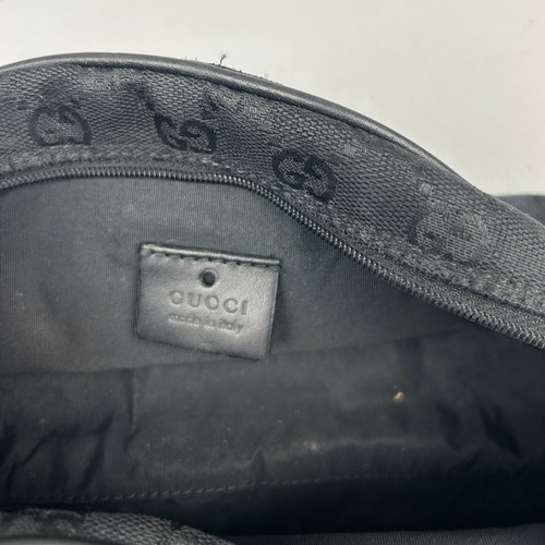 22 - A SMALL GUCCI HANDBAG IN BLACK, with interlocking 'GG' monogram throughout and inner zipped compartm... 