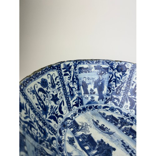 62 - A CHINESE BLUE AND WHITE KRAAK PORCELAIN BOWL LATE MING DYNASTY CHONGZHEN PERIOD (1627-1644), 

The ... 