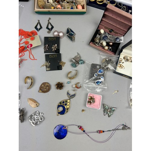 286 - A LARGE QUANTITY OF EARRINGS,  RINGS AND BROOCHES, to include some examples by Biba (Qty)