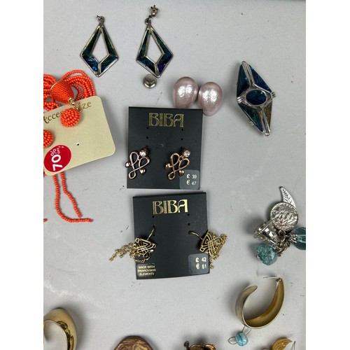 286 - A LARGE QUANTITY OF EARRINGS,  RINGS AND BROOCHES, to include some examples by Biba (Qty)