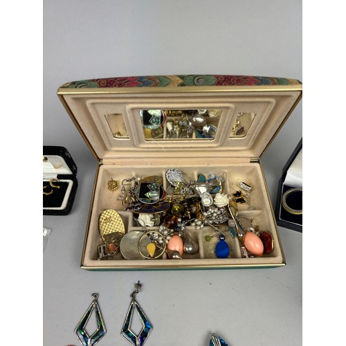 286 - A LARGE QUANTITY OF EARRINGS,  RINGS AND BROOCHES, to include some examples by Biba (Qty)