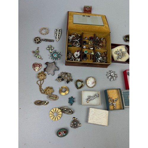 287 - A LARGE COLLECTION OF BROOCHES AND SOME 925 SILVER RINGS (Qty)