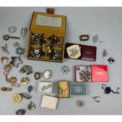 287 - A LARGE COLLECTION OF BROOCHES AND SOME 925 SILVER RINGS (Qty)