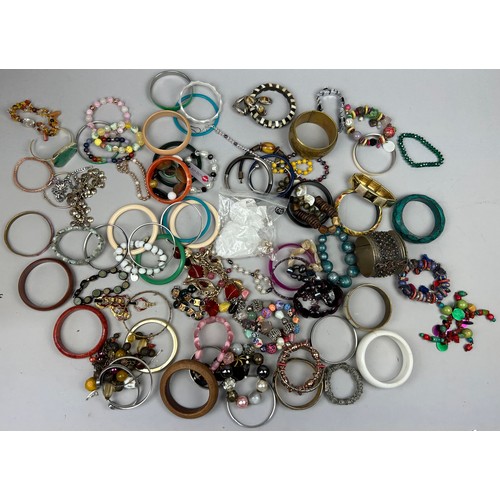 288 - A LARGE COLLECTION OF COSTUME BANGLES (Qty)