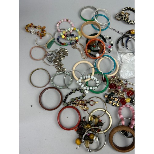 288 - A LARGE COLLECTION OF COSTUME BANGLES (Qty)