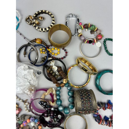 288 - A LARGE COLLECTION OF COSTUME BANGLES (Qty)